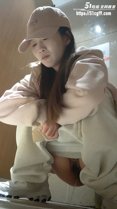 酒吧女厕全景偷拍 1 酒吧女厕全景偷拍 1