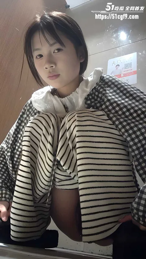 酒吧女厕全景偷拍 3 酒吧女厕全景偷拍 3